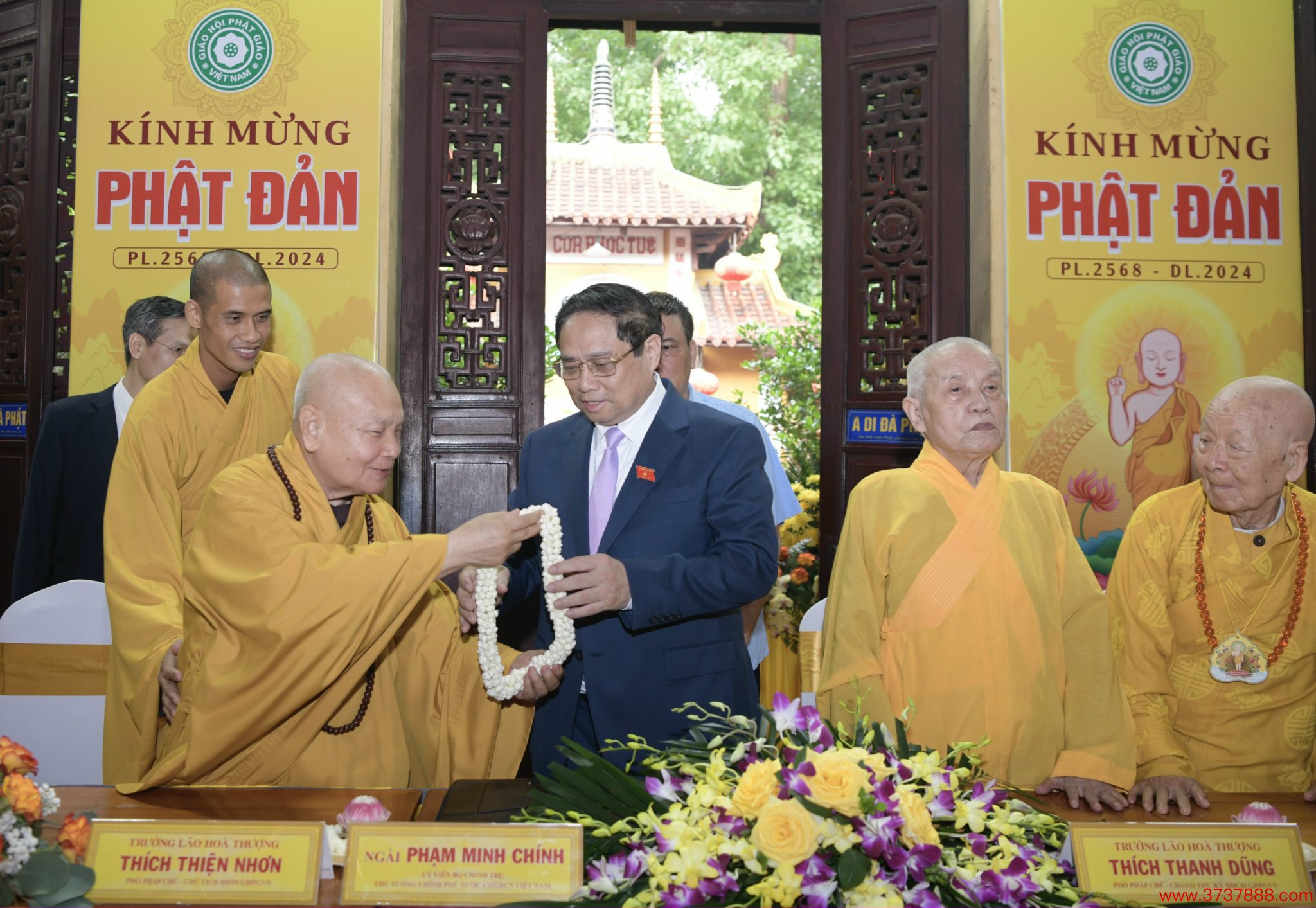 [Caption]Thủ tướng Chính phủ Phạm Minh Chính với chức sắc， tăng ni， Phật tử tại chùa Quán Sứ， Hà Nội