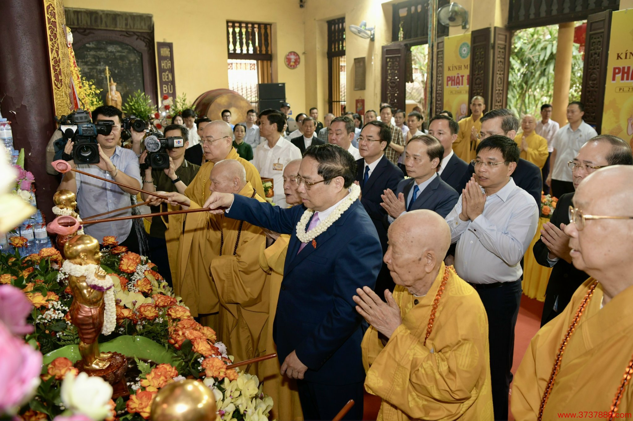 Thủ tướng cùng Hội đồng Trị sự Giáo hội Phật giáo Việt Nam thực hiện nghi thức tắm Phật. Ảnh: Nhật Bắc